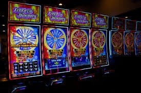 Antarmuka permainan gratis dewancash dengan opsi pilihan meja live dealer